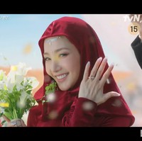 Terbaru ada Park Min Young yang membuat penggemar pangling dengan penampilannya dalam teaser drama Korea Love in Contract. Dia berperan sebagai master pernikahan kontrak, yang menikahi sultan Arab memakai pakaian muslimah. Foto: Instagram