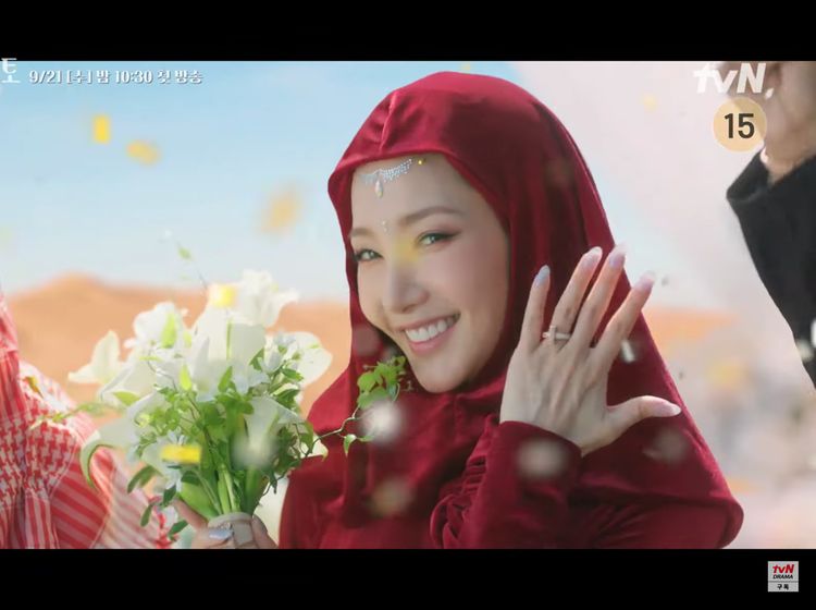 Foto: 7 Artis Korea Pakai Hijab, Terbaru Park Min Young di Love in Contract