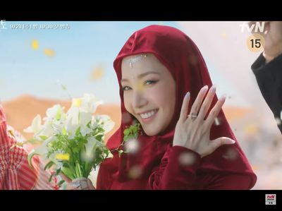 Foto: 7 Artis Korea Pakai Hijab, Terbaru Park Min Young di Love in Contract