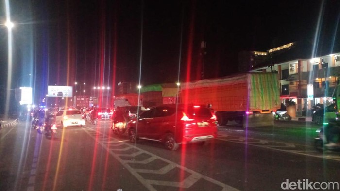 Arus lalu lintas di depan UNM Makassar berangsur normal setelah blokade jalan dibuka polisi.