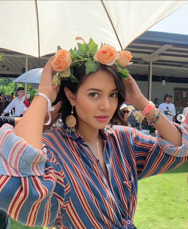 Artis cantik keturunan Belgia itu kini memilih memangkas rambutnya menjadi pendek sedagu. Penampilannya pun jadi terlihat manglingi. Foto: Instagram/@aurelie