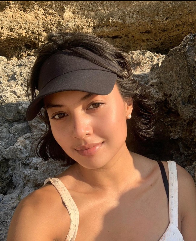 Dengan rambut pendek, gaya Aurelie pun jadi terlihat lebih simpel. Tak hanya itu saja, rambutnya pun kini jadi tampak lebih mudah diatur. Foto: Instagram/@aurelie