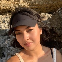 Dengan rambut pendek, gaya Aurelie pun jadi terlihat lebih simpel. Tak hanya itu saja, rambutnya pun kini jadi tampak lebih mudah diatur. Foto: Instagram/@aurelie