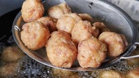 Bakmi Rudy yang fokus menyajikan menu mie homemade di daerah Pondok Indah ini, memiliki menu bakso goreng halal seharga Rp 8.000 per buah. Foto: Instagram/Site Shop