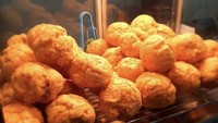 Di HolaMunchi Bakso Goreng yang ada di Kelapa Gading, menawarkan menu bakso goreng udang dan ayam enak. Harganya Rp 11.000 per buah. Foto: Instagram/Site Shop