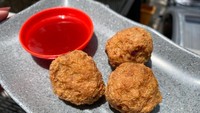 Di daerah Senopati, ada restoran kekinian Mie Haw yang menyajikan menu bakso goreng halal yang lembut gurih. Harganya Rp 21.000 per 3 buah. Foto: Instagram/Site Shop