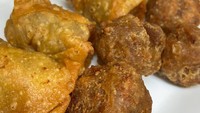 Di Saharjo, ada gerai Bakso Goreng Pak De. Uniknya, di sini bakso gorengnya bisa dimakan langsung, atau disajikan dengan kuah. Per porsinya sekitar Rp 18.000 saja. Foto: Instagram/Site Shop