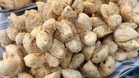 Bakso Goreng Makcia di Pasar Laris Pademangan terkenal dengan sajian bakso goreng halal. Terbuat dari udang, harganya Rp 7.800 per buah. Foto: Instagram/Site Shop