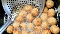 Kalau lewat di sekitar Menteng, jangan lupa coba bakso goreng premium jumbo dari Bamie Tan Ayam Kampung yang halal. Harganya Rp 44.000 per 2 buah. Foto: Instagram/Site Shop