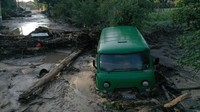 Terlihat mobil warga yang terendam banjir. Curah hujan di daerah tersebut mencapai 190 liter per meter persegi. 