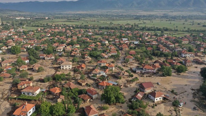 Banjir di Bulgaria An aerial view of the village of Karavelovo, Bulgaria some 160 kms (100 miles) east of the capital Sofia. Nearly 1000 homes and buildings have been flooded in the Municipality of Karlovo and central Bulgaria after heavy rains.Precipitation in the area reached 190 litres per square metre.The flood destroyed several bridges.Racing waters pushed over many trees and caused the electricity. (Photo by Petar Petrov/Impact Press/NurPhoto via Getty Images)