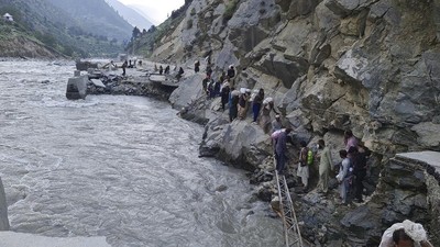 Korban Banjir Pakistan Meniti Pinggiran Sungai untuk Evakuasi