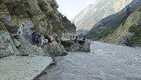 Salah satu area sungai yang tergerus banjir besar Pakistan. Dilaporkan korban jiwa telah mencapai lebih dari 1.100 orang, termasuk 380 anak-anak. 
