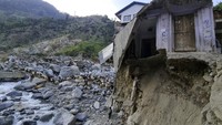 Rumah di tebing sungai ini nyaris robih tergerus arus. Banjir bandang yang terjadi di Pakistan telah menghancurkan jalan, rumah, jembatan, dan infrastruktur lainnya.  