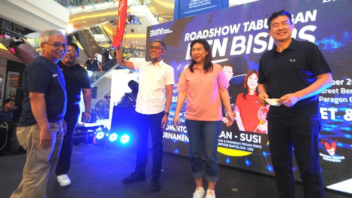 Direktur Distribution & Funding Bank BTN Jasmin bersama Sekda Provinsi Jawa Tengah Sumarno dan mantan atlet bulutangkis Indonesia Susi Susanti serta Alam Budi Kusuma secara simbolis memberikan hadiah kepada para pemenang Badminton Tournament pada acara Road Show Tabungan BTN Bisnis di Semarang, Sabtu (3/9). Road Show Tabungan BTN Bisnis di Semarang ini diharapkan mampu mendongkrak perolehan dana murah perseroan dan membantu pelaku UMKM bisa mengelola usahanya dengan baik sehingga dapat berkembang dan naik kelas