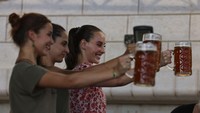 Pengunjung mengangkat gelar bir mereka saat festival bir tahunan di Desa Taybeh. Bir ala Palestina ini mungkin satu-satunya bir berlabel halal di dunia karena tidak mengandung alkohol.