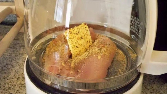 Berhemat Saat Dinas Kerja, Pria Ini Masak Ayam Pakai Teko di Hotel
