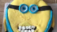 Alih-alih lucu dan menggemaskan, karakter Minion ini kok malah jadi seram! Susunan giginya memang rapi, tapi terlihat sangat besar.