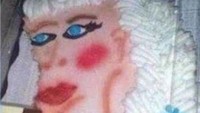Sepertinya baker ini hendak membuat karakter Elsa dari film Frozen, tapi rupanya kemampuan ia belum mumpuni. Hasilnya wajah Elsa malah jadi seram!