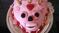Ada yang bisa tebak kue ini berbentuk apa? Sepertinya landak pink yang punya gigi dan mata besar. Duhhh!