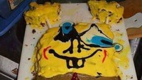 Kue ini sepertinya lebih cocok dideskripsikan sebagai Sponge Bob korban kecelakaan ya? Lihat saja matanya yang meluber kemana-mana.