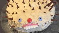Landak yang ini juga sering bikin korban ugly prank cake tertawa. Bagaimana tidak? Gigi landaknya yang utuh malah bikin kue ini menakutkan.