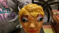 Kue gambar Elsa ini paling sering bikin korban ugly prank cake ngakak. Elsa yang seharusnya terlihat anggun dan cantik, kok malah jadi seram begini ya?