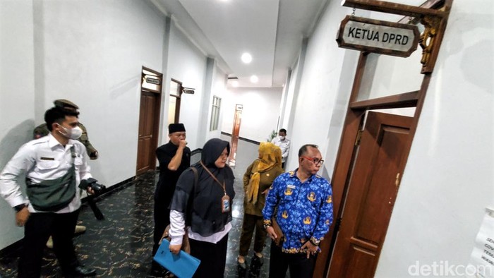 BNN saat melakukan tes urine ketua DPRD Sukabumi