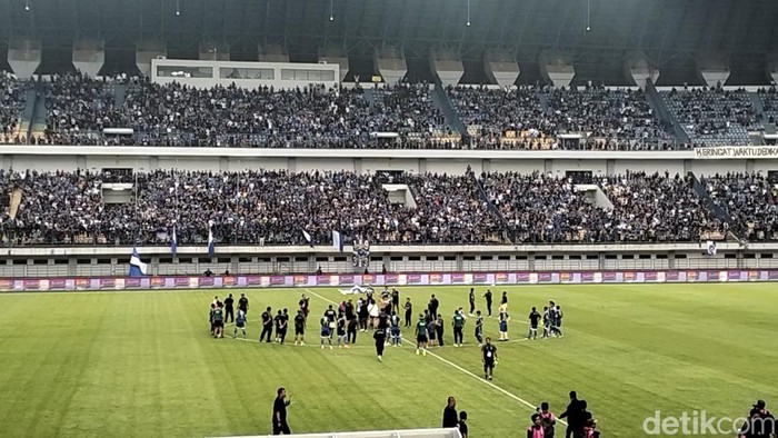Bobotoh padati stadion GBLA Bandung