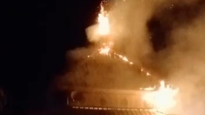 Sebuah rumah dan masjid terbakar di Kabupaten Bone, Sulawesi Selatan (Sulsel).