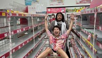 Begini kedekatan Bonge dan Willie Salim saat membuat konten memborong minimarket. Momen ini diunggah oleh Bonge ke akun Instagram miliknya @bonge.citayam. Foto: Instagram @bonge.citayam , YouTube Willie Salim, YouTube RANS Entertainment