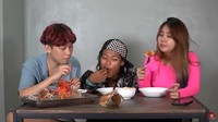 Tak hanya memborong minimarket, tapi Bonge juga diajak mukbang seafood oleh Willie Salim dan Vilmei. Ia sangat menikmati lobster jumbo yang disajikan oleh Willie. Foto: Instagram @bonge.citayam , YouTube Willie Salim, YouTube RANS Entertainment