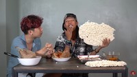 Selain lobster jumbo, Bonge juga tampak lahap menikmati bakso mercon. Ditambah makan kerupuk yang ukurannya super besar. Foto: Instagram @bonge.citayam , YouTube Willie Salim, YouTube RANS Entertainment