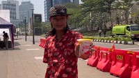 Momen keren Bonge lainnya saat mempromosikan produk minuman Gulu Gulu. Bonge berpose dengan latar kawasan SCBD yang elit. Foto: Instagram @bonge.citayam , YouTube Willie Salim, YouTube RANS Entertainment