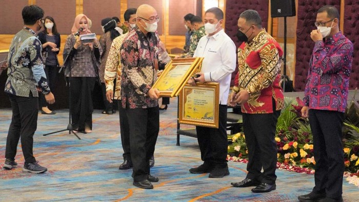 BP2MI Sabet Dua Sekaligus Penghargaan BKN Award Badan Pelindungan Pekerja Migran Indonesia (BP2MI) menyabet dua sekaligus penghargaan dari Badan Kepegawaian Negara (BKN), dalam acara BKN Award 2022. Dua penghargaan tersebut yakni Peringkat 2 Penerapan Pemanfaatan Data Sistem Informasi dan CAT, serta Peringkat 2 Perencanaan Kebutuhan dan Mutasi Kepegawaian, untuk Kategori Non Kementerian Tipe Kecil.