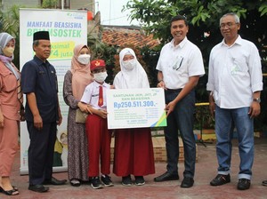 2 Anak Peserta BPJAMSOSTEK Dapat Santunan Beasiswa Pendidikan