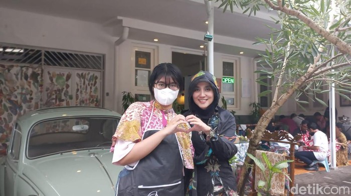 Bulan Gallery, salah satu galeri seni tradisi Indonesia di Bandung berkolaborasi dengan Universiti Teknologi MARA (UiTM) Malaysia untuk mempromosikan seni tradisi Indonesia