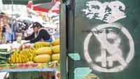 Meski sudah satu tahun dilegalkan, masih banyak yang menentang penggunaan Bitcoin di El Salvador. Tampak simbol perlawanan terhdap bitcoin di tembok kota.