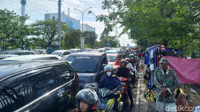 Jalan Urip Sumoharjo, Makassar, macet total imbas demo kenaikan BBM.