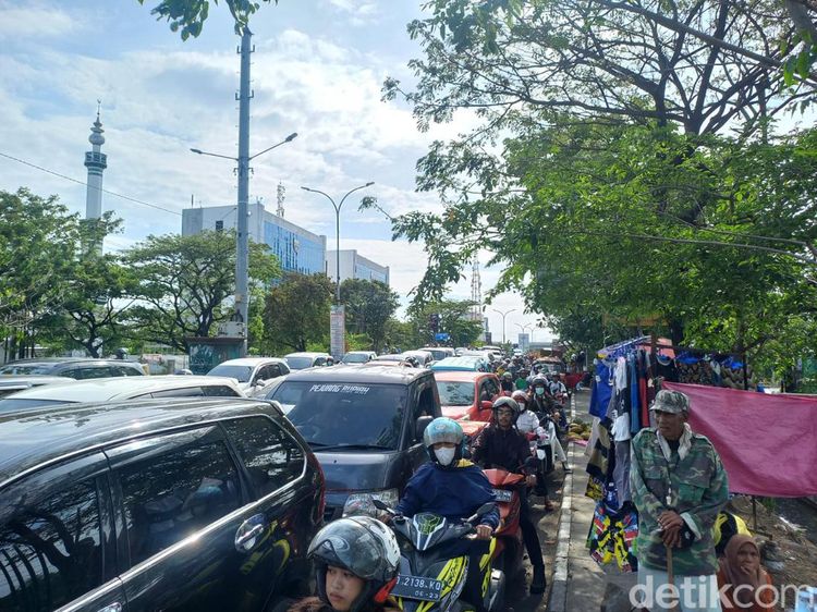 Potret Kemacetan di Jalan Urip Sumoharjo Makassar Imbas Demo Kenaikan BBM