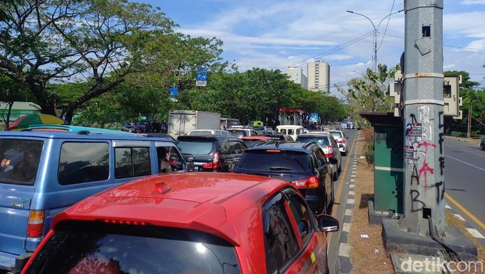 Demo BBM Jalan Urip Sumoharjo, Makassar, macet total imbas demo kenaikan BBM.