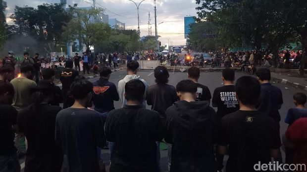 Mahasiswa UMI Makassar menutup penuh Jalam Urip Sumoharjo