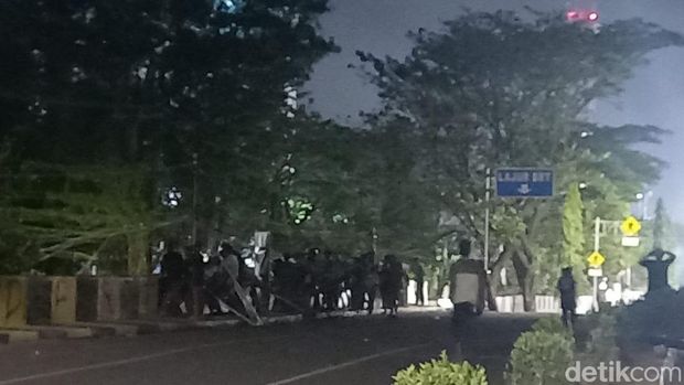 Demo BBM di Makassar ricuh saat 2 kelompok warga saling serang. (Xenos/detikSulsel)