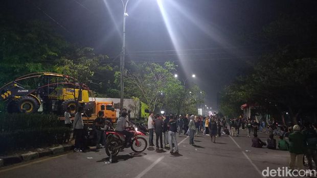 Demo BBM di Makassar ricuh saat 2 kelompok warga saling serang. (Xenos/detikSulsel)