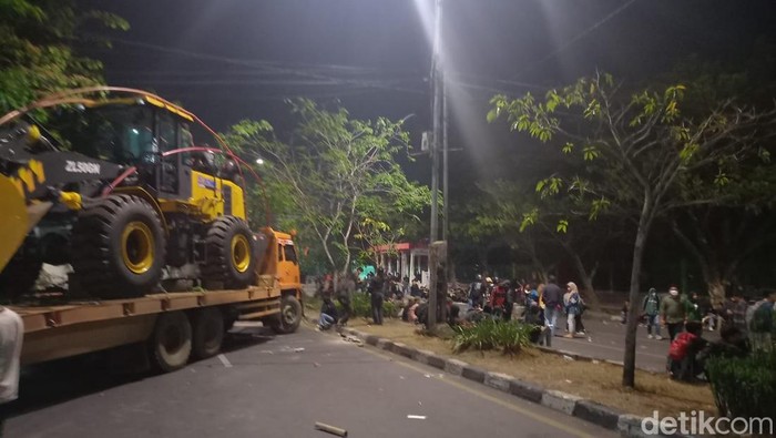 Mahasiswa tutup Jalan Urip Sumoharjo menggunakan truk kontainer yang memuat alat berat.