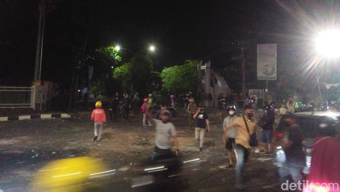 Demo BBM ricuh di depan kampus UNM.