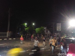 Jalan AP Pettarani Makassar Masih Ricuh, Kampus UNM Dilempar Bom Molotov