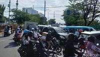 Potret Kemacetan Di Jalan Urip Sumoharjo Makassar Imbas Demo Kenaikan BBM