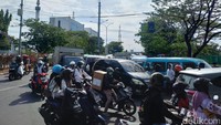Sejumlah pengguna kendaraan mencoba menggunakan jalur lain melalui jalan kecil di dekat kampus UMI namun tidak bisa lolos. (Foto: Xenos Zulyunico/detikSulsel)