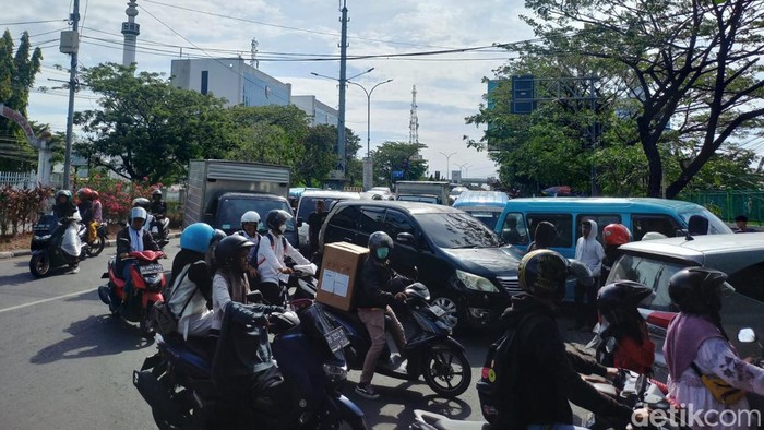 Jalan Urip Sumoharjo, Makassar, macet total imbas demo kenaikan BBM.